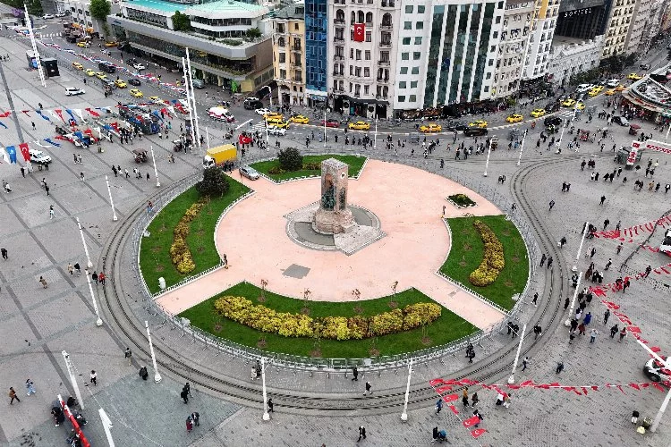 1 Mayıs için demir bariyerlerle kapatılan Taksim Meydanı havadan görüntülendi