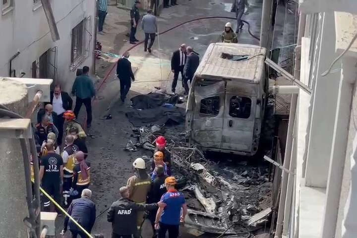 Bursa'da uçak evlerin arasına düştü! 2 ölü