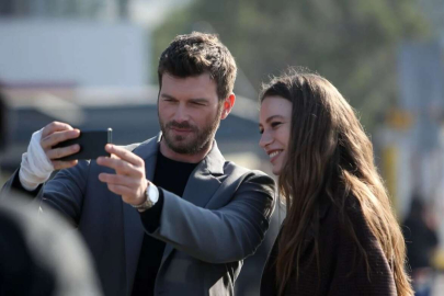 Serenay Sarıkaya ve Kıvanç Tatlıtuğ'un başrollerini paylaştığı 'Aile' dizisinden ilk kareler geldi