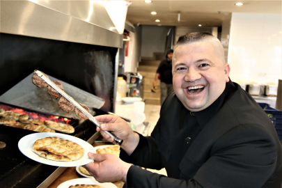 Antalyalı köfteci, Kuzey Kore lideri Kim'e benzetiliyor