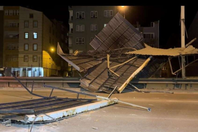 Bursa'da metro hattına çatı uçtu