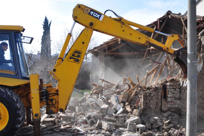 Karacabey'de metruk binalar yıkılıyor