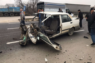 Bursa’da feci kaza: Otomobil ikiye bölündü
