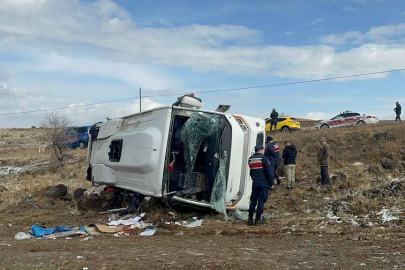 Uruguaylı turistleri taşıyan midibüs şarampole devrildi: 14 yaralı