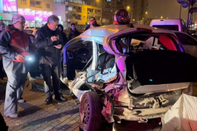 Bursa'da kontrolden çıkan otomobil, park halindeki araçlara çarptı: 1 ağır yaralı