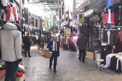 "Kravatlı Simitçi" tarihi çarşının neşe kaynağı