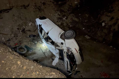 Bursa'da kontrolden çıkan araç metro inşaatına uçtu