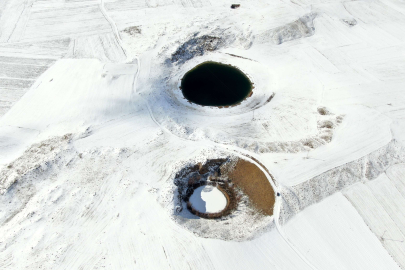 Sivas'ta yan yana bulunan iki gölde ilginç manzara