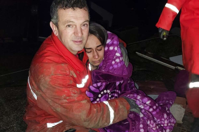 16 yaşındaki Şevval enkazdan çıkarıldı, ekiplere sarılıp ağladı