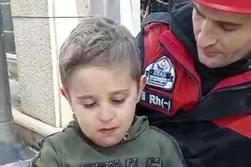 5 yaşındaki Muhammed enkazdan çıkarıldı, şaşkın bakışları kameraya yansıdı