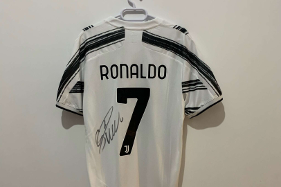 Cristiano Ronaldo'nun imzalı forması Türkiye'deki depremzedeler için açık artırmada