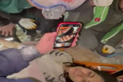 Enkaz altından kurtarılırken eşiyle telefonda konuştu