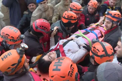 102. saatte mucize: Hatay'da aynı enkazdan 6 kişi kurtarıldı