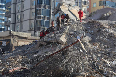 Gaziantep'te yıkılan Emre Apartmanı'nda inceleme