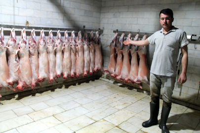 Bursa'da hayvan üreticileri kuzularını keserek bağış yapıyor