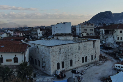 Hatay’da deprem tarihi yerleri de vurdu: 14 asırlık cami yıkıldı