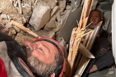 86 yaşındaki Yaşar dede enkazdan çıkarıldı: Aslansın, kaplansın