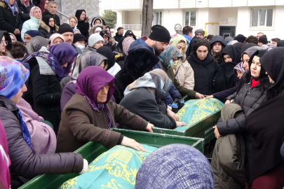 Depremde hayatını kaybeden Dilek öğretmen ve kızı gözyaşları içinde toprağa verildi