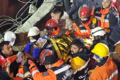 Umudun adı oldu: Naime abla 165. saatte kurtarıldı