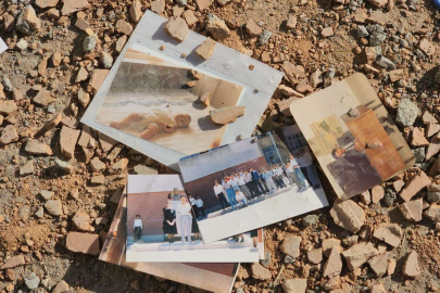 Mutluluklar fotoğraflarda, fotoğraflar enkazlarda kaldı