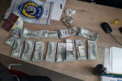 Rus ekip Kahramanmaraş'ta enkazda bulduğu 150 bin doları polise teslim etti