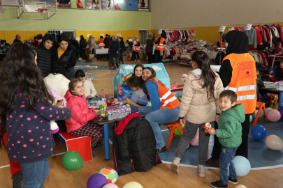 İnegöl depremzede ailelerin ihtiyaçlarını karşılıyor
