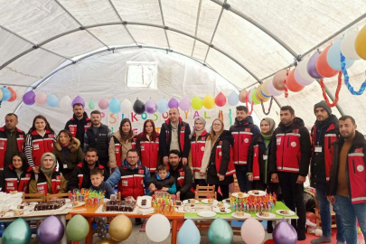 Enkazdan kurtarılan Eymen'in doğum gününü bakanlık personeli kutladı