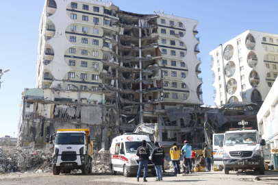 Diyarbakır'da Galeria İş Merkezi enkazında çalışmalar devam ediyor