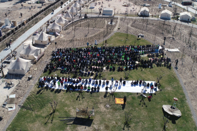 Hatay'da enkazların gölgesinde cuma namazı
