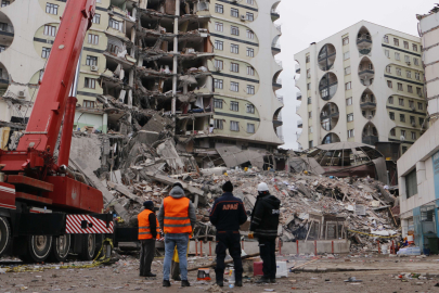 Diyarbakır'da depremde can kaybı 407'ye yükseldi