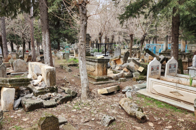Deprem mezarlıkları da vurdu, onlarca kabir tahrip oldu