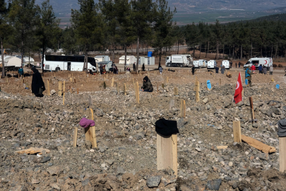 Kahramanmaraş'ta mezar yerlerini kaybetmek istemeyen aileler iz bırakıyor