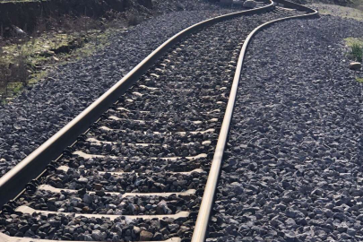 Deprem sonrası hasar gören raylarda onarım çalışmaları sürüyor