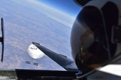 Pentagon, ABD pilotunun Çin gözlem balonunun üzerinden geçerken çektiği 'selfie'yi paylaştı