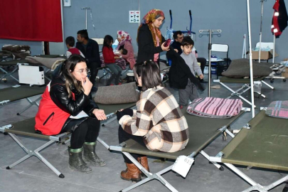 Milli Savunma Bakanlığı deprem bölgesindeki sağlık faaliyetlerini aralıksız sürdürüyor