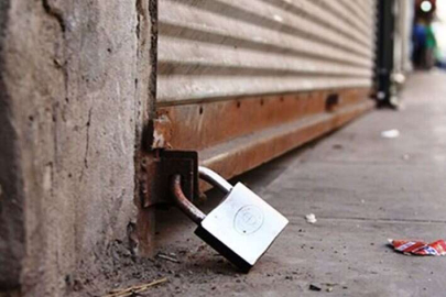 Pakistan’da esnaf kepenk indirdi