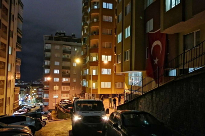 Depremin ardından devrilen duvar ile ağacın altında kalan polis memuru Rize'de toprağa verilecek