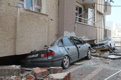 Hatay'da 5 otomobil 50 can kurtardı
