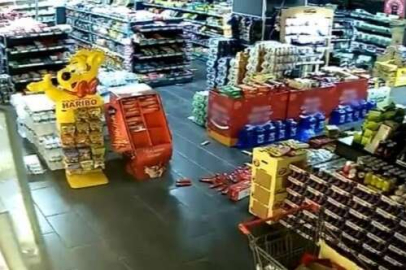 Kayseri'deki deprem kamerada: Raflardaki ürünler yere saçıldı