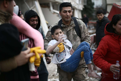 Enkazdan çıkarılan 1678 çocuk ailesine teslim edildi