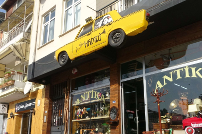 Fiyatlara kızdı, ortadan kestiği efsane otomobili tabela yaptı