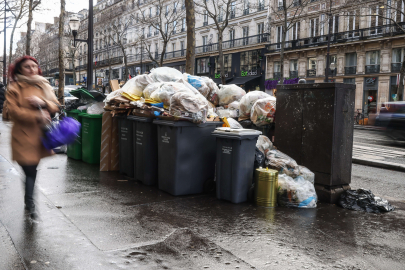Paris'te binlerce ton çöp birikti