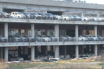 Bayi 'Sıfır araç yok' dedi: Binlercesi otoparkta çıktı