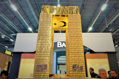 Binlerce pırlanta arasında en çok o parladı: Saf altından 'Şehitler Anıtı'