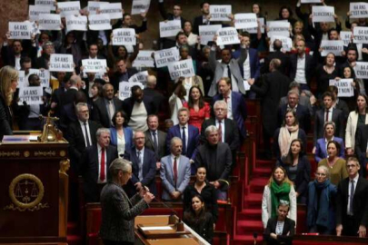 Fransa Başbakanı Borne'a ulusal marşlı protesto