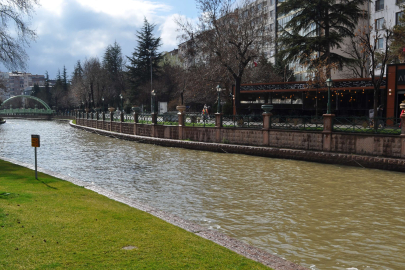 Porsuk Çayı kahverengiye büründü
