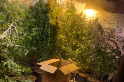 İzmir'de uyuşturucu imalathanesine çevrilen eve baskın