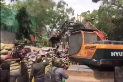 Pakistan'da eski Başbakan Khan'ın konutuna polis operasyonu