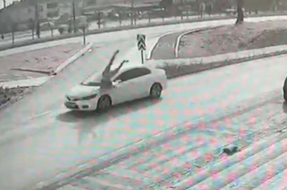 Bursa'da karşıdan karşıya geçen yayaya otomobil çarptı