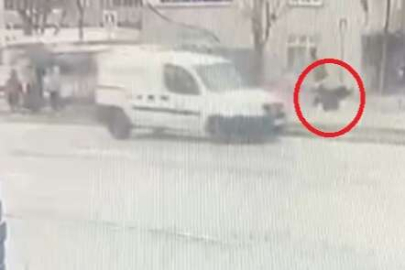 Bursa'da karşıya geçmek isteyen çocuğa araba çarptı